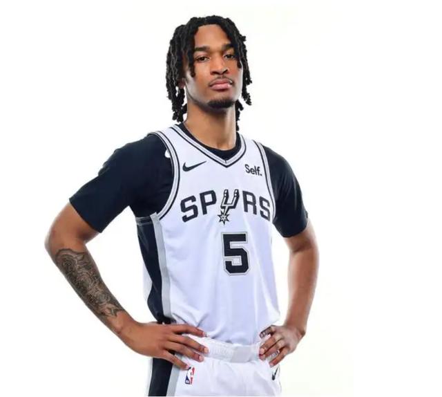 马刺年轻球员崭露头角引期待的简单介绍 马刺年轻球员崭露头角引期待的简单介绍