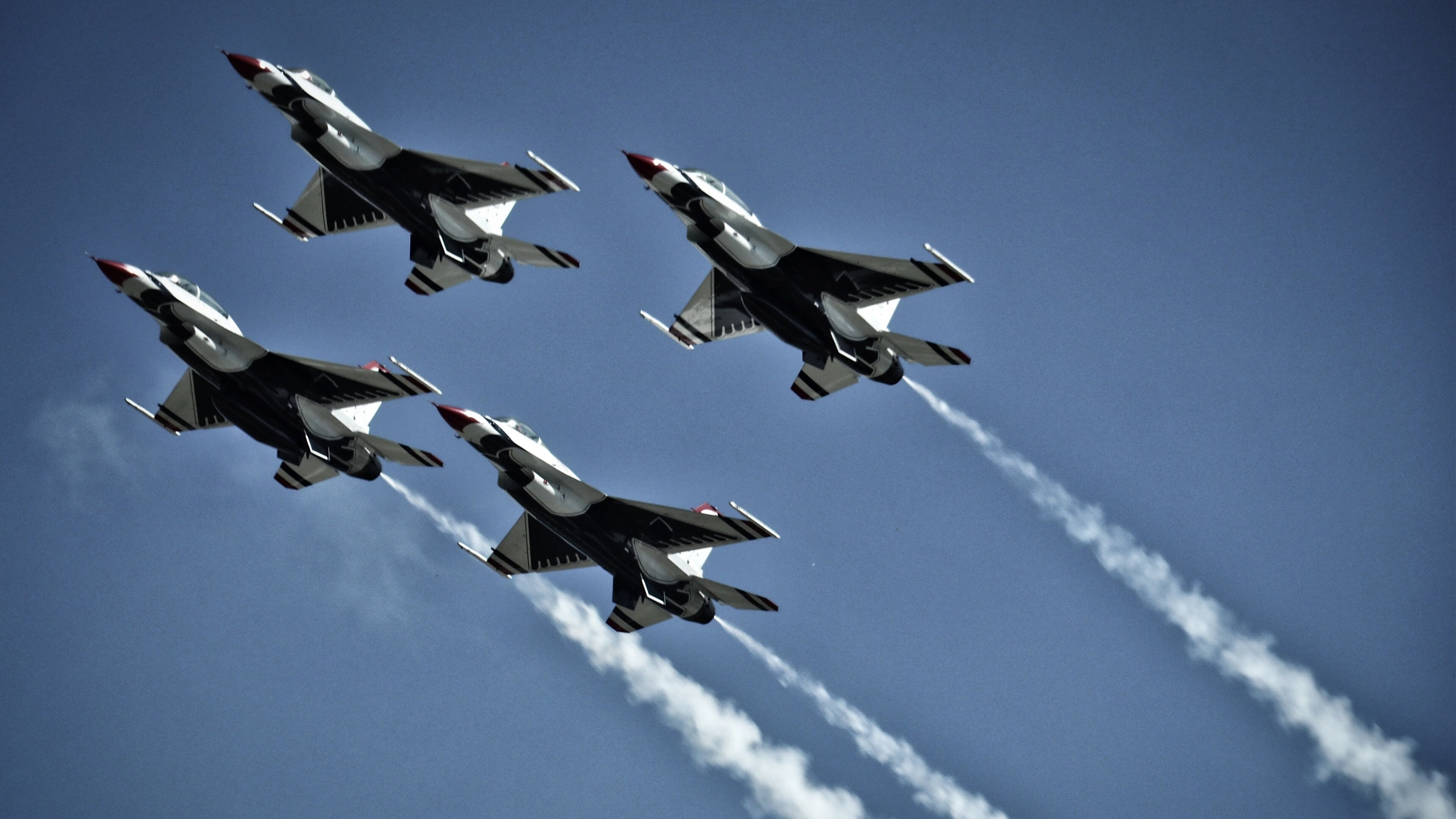 逆境中的“钢铁战队”——不屈不挠的足球精神,钢铁战队是哪个公司