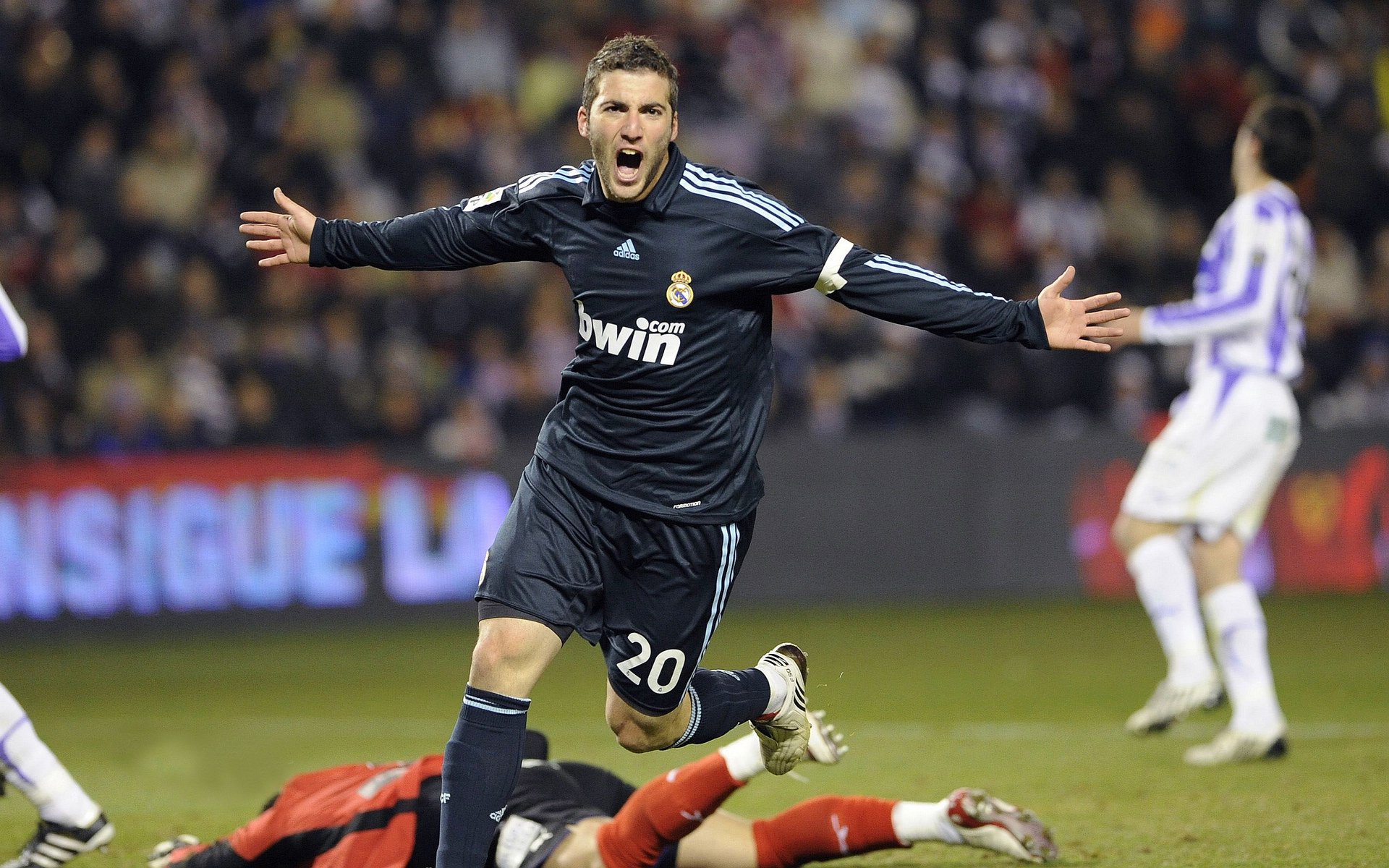 开云·体育官网-皇家马德里主场3-0战胜皇家社会，取得胜利，皇家马德里3连冠