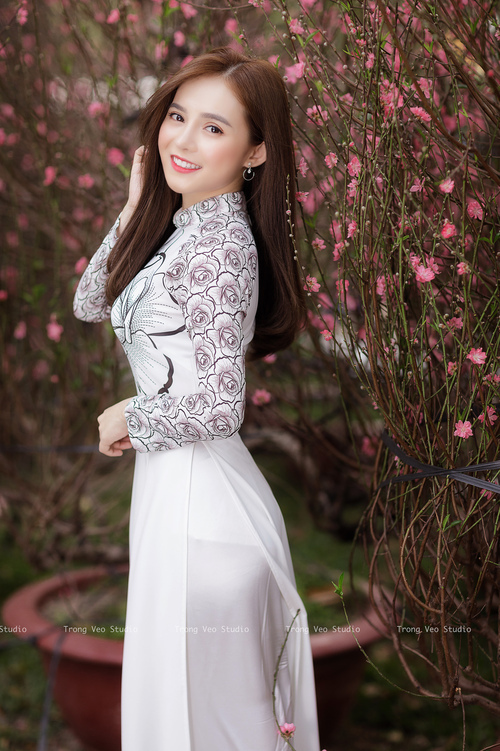 “高新体育中心网球赛:巅峰对决引爆全场热情”